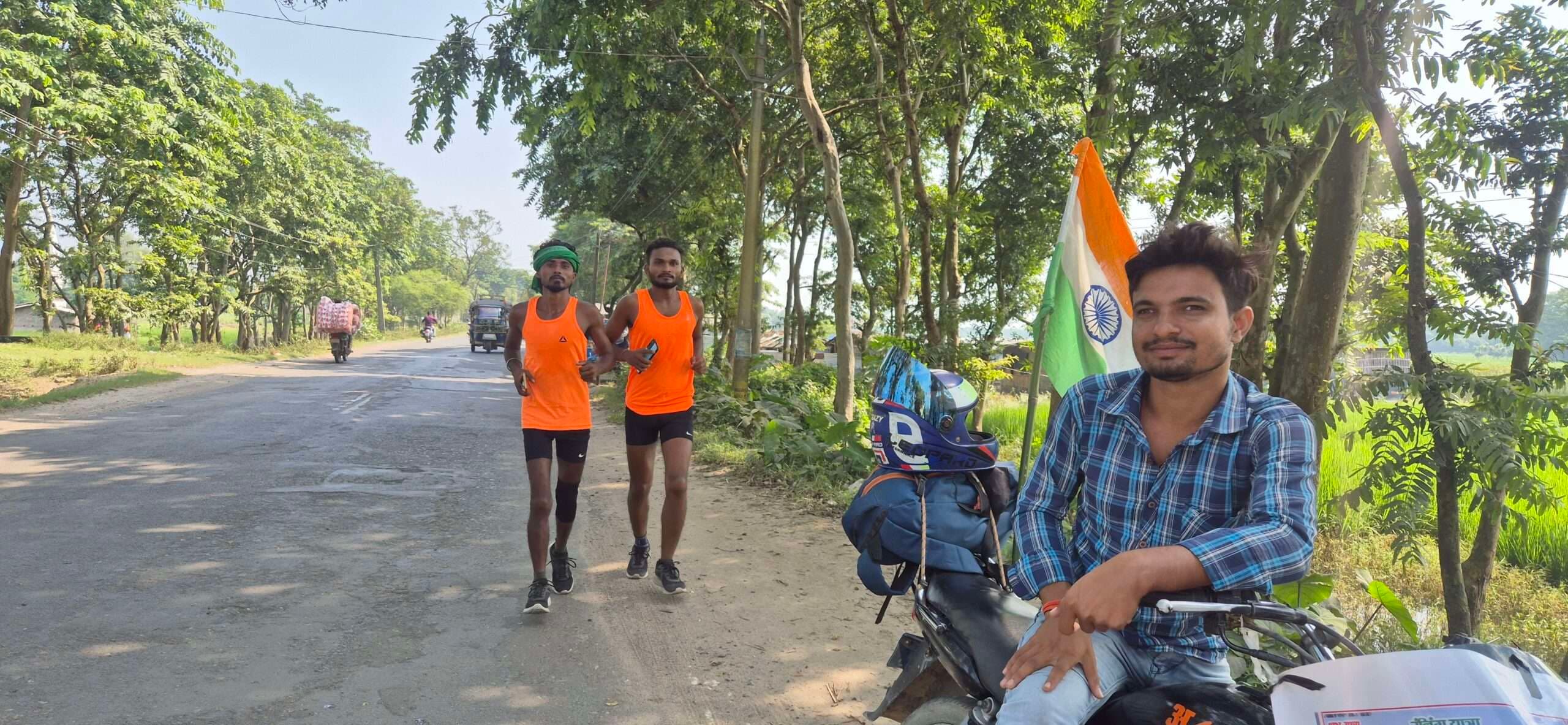 दो धावक दौड़ते हुए सहरसा से बनारस के लिए हुए प्रस्थान