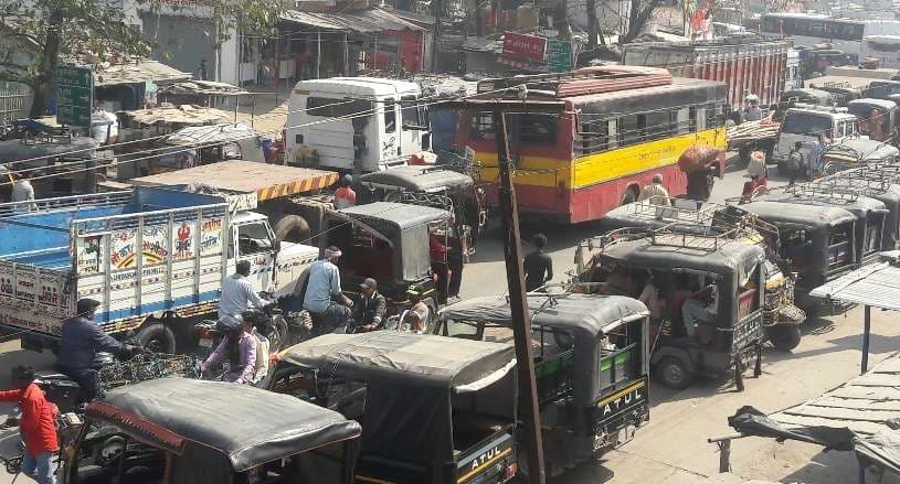 सटैंड के अभाव में सड़क पर से चलाये जा रहे वाहन