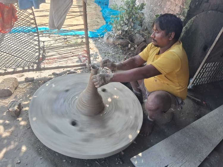 दीपावली आते ही दीए बनाने में जुटे हैं कुम्हार जाति के लोग