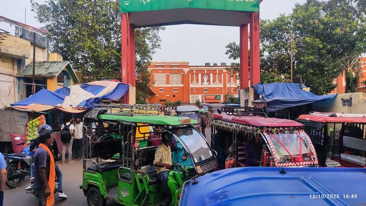 जमालपुर स्टेशन के दोनों मुख्य गेट बना ई-रिक्शा व ऑटो का अनाधिकृत स्टैंड, जाम से जूझ रहे लोग