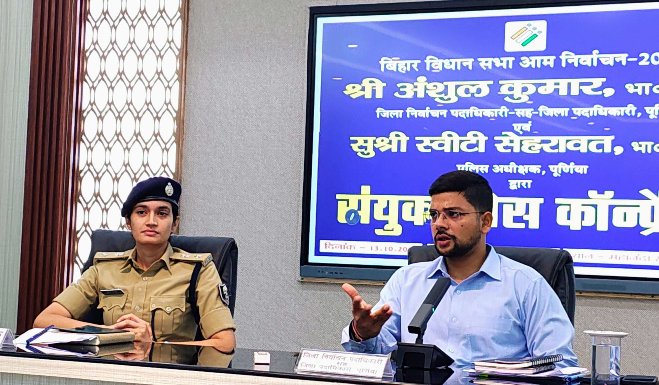 राजनीतिक दलों के प्रतिनिधियों को दी गयी ईवीएम रेंडमाइजेशन की जानकारी