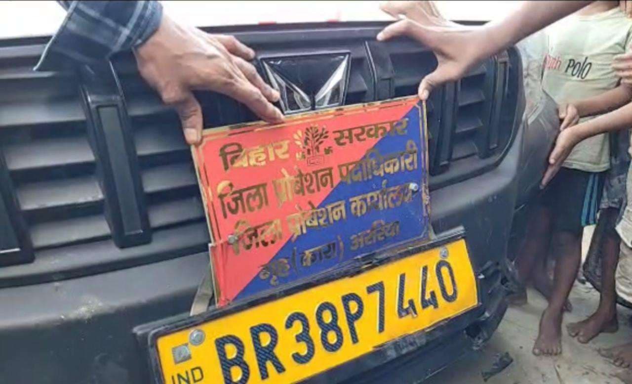 सरकारी वाहन ने दो बच्चों को रौंदा, एक की मौत, दूसरा घायल, सड़क जाम