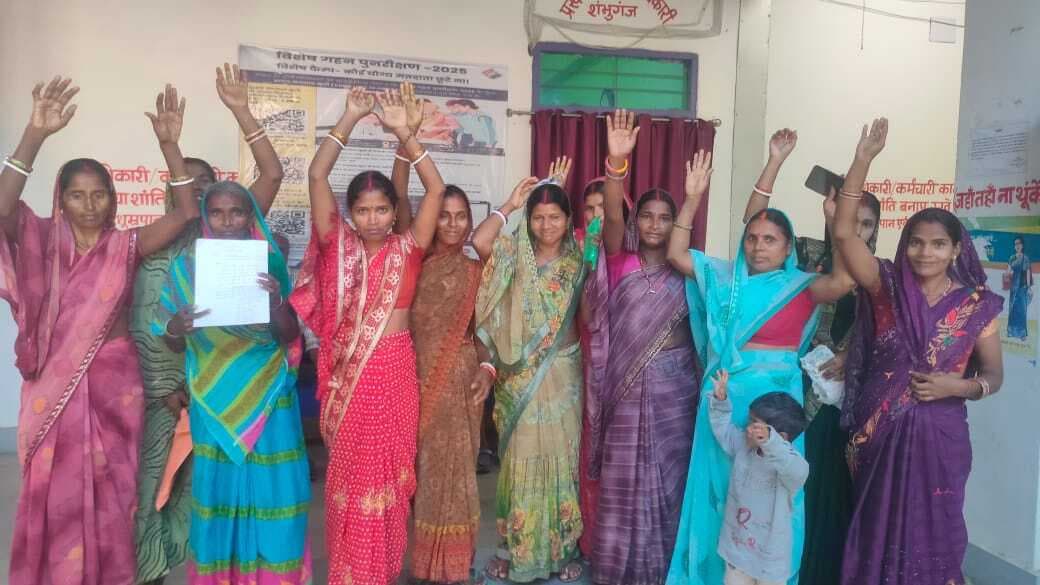 पेयजल की किल्लत से परेशान महिलाओं ने किया विरोध-प्रदर्शन