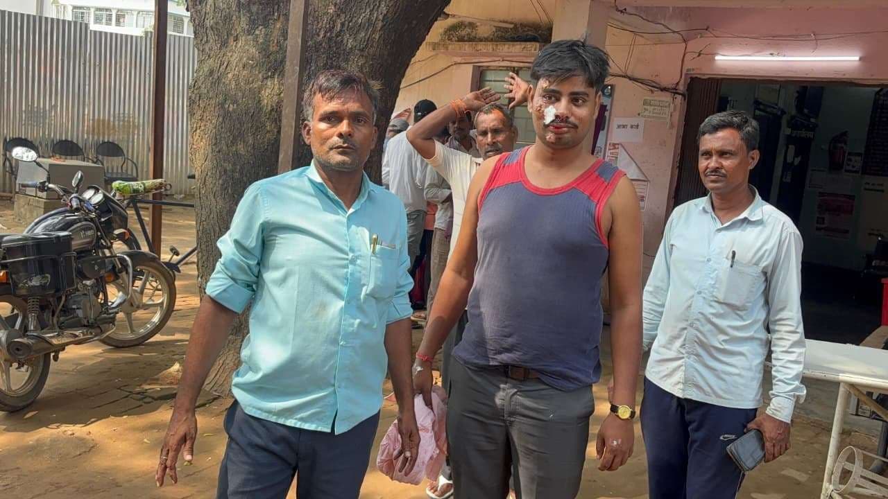 एचएम की मनमानी के विरोध में बच्चे समेत अभिभावकों ने किया प्रदर्शन