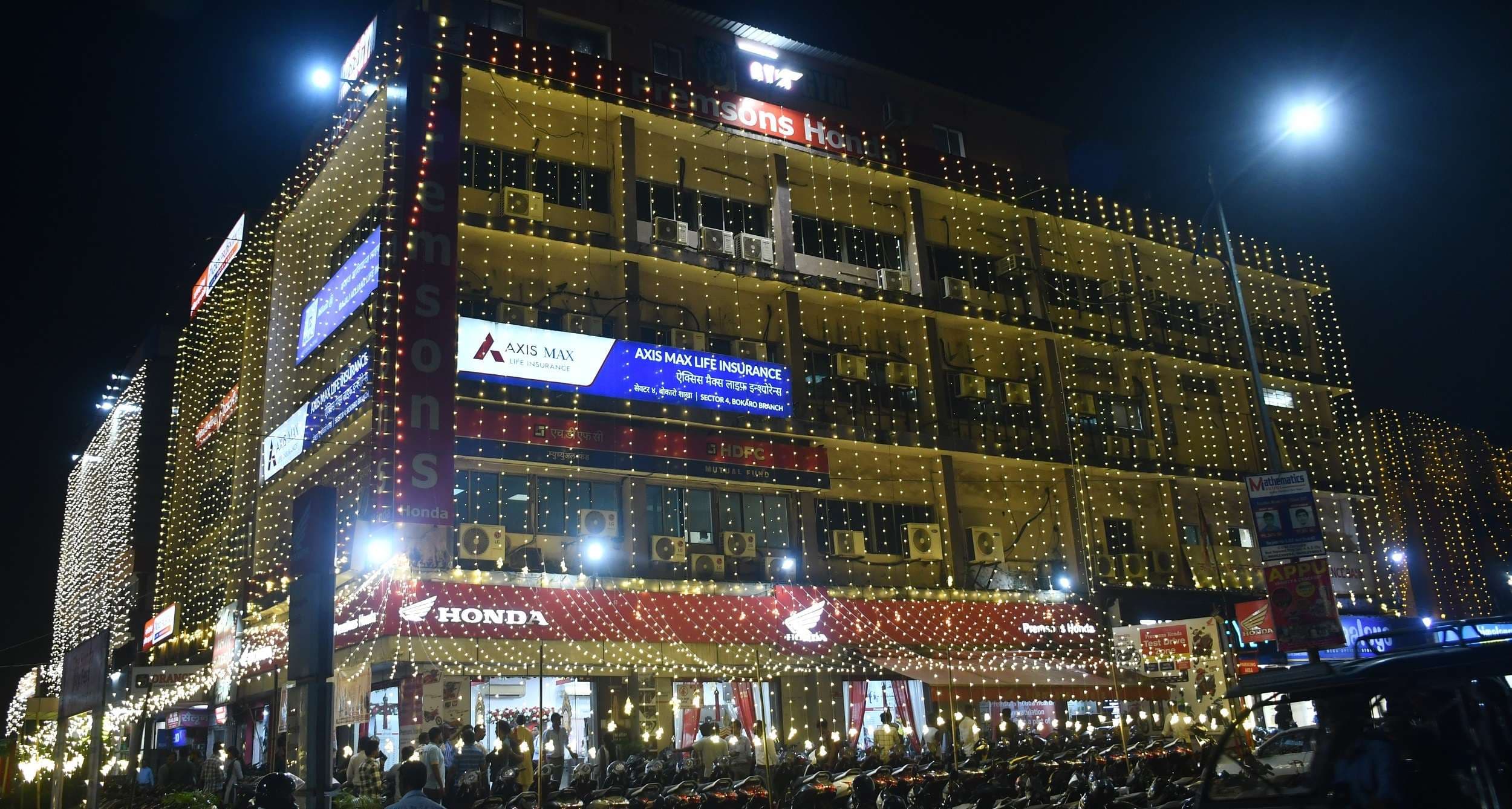 Bokaro news : दीपावली को ले रंग-बिरंगी लाइटों व झालरों से सजा बाजार