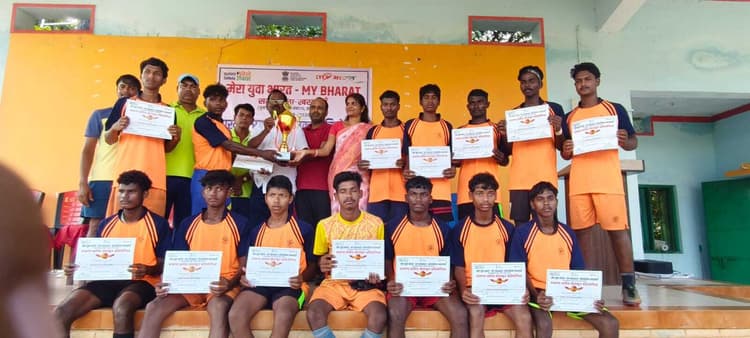 Seraikela Kharsawan News : 400 मीटर दौड़ में रोहित, 200 मीटर में सीता अव्वल