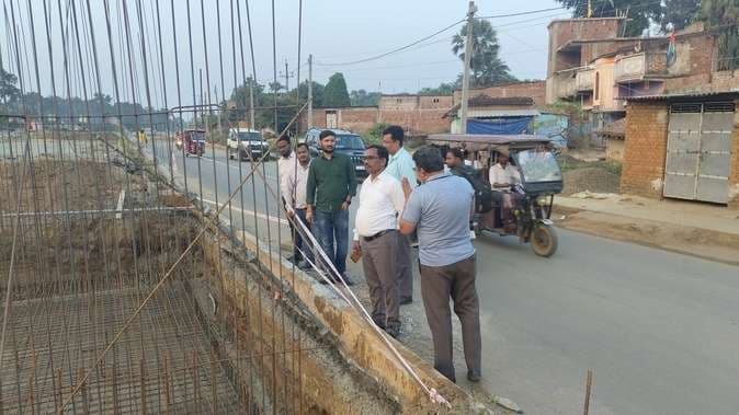 ग्रामीणों की शिकायत पर बीडीओ ने किया पुल निर्माण कार्य का निरीक्षण