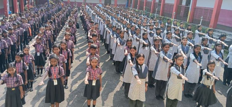 Bokaro News : मिट्टी के दीयों से घर संजाने का लिया संकल्प