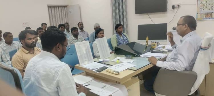 आवास योजना में लापरवाही बरतने पर होगी कार्रवाई: बीडीओ