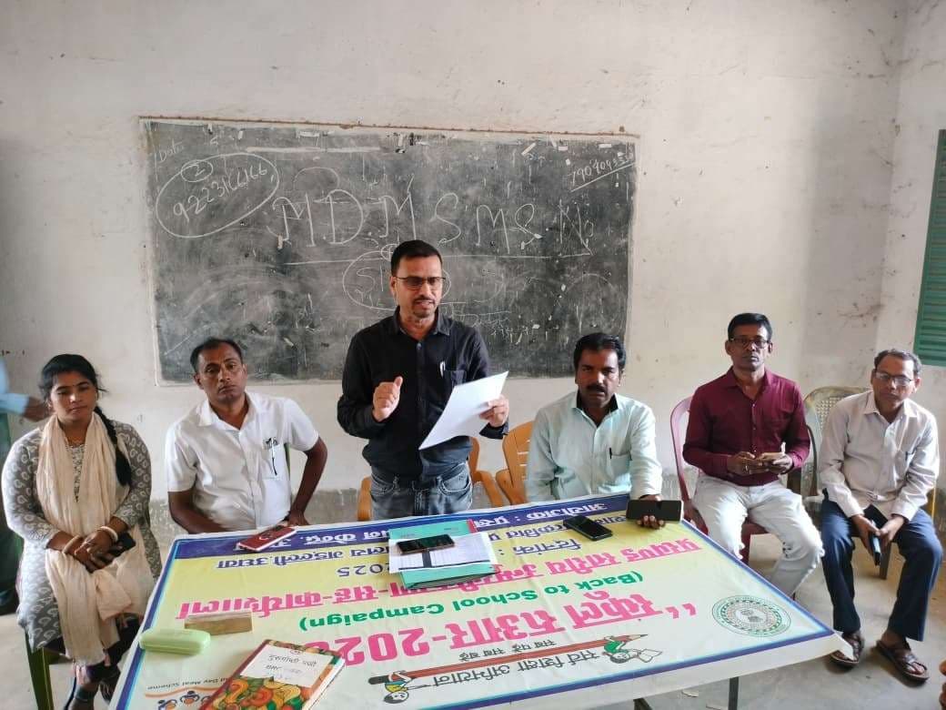 प्रखंड में सचिवों को छात्र कल्याण और अनुदान का निर्देश