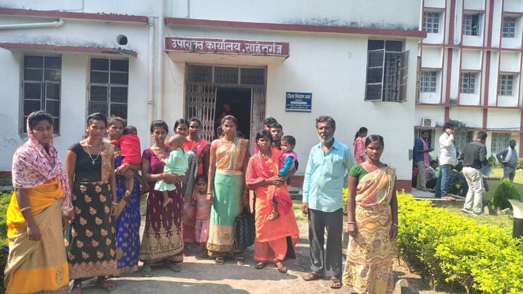 पहाड़िया समुदाय ने अंत्योदय कार्ड न मिलने पर डीसी से शिकायत की