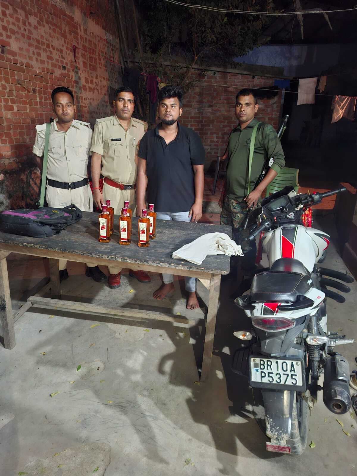 शराब के साथ तीन तस्कर गिरफ्तार