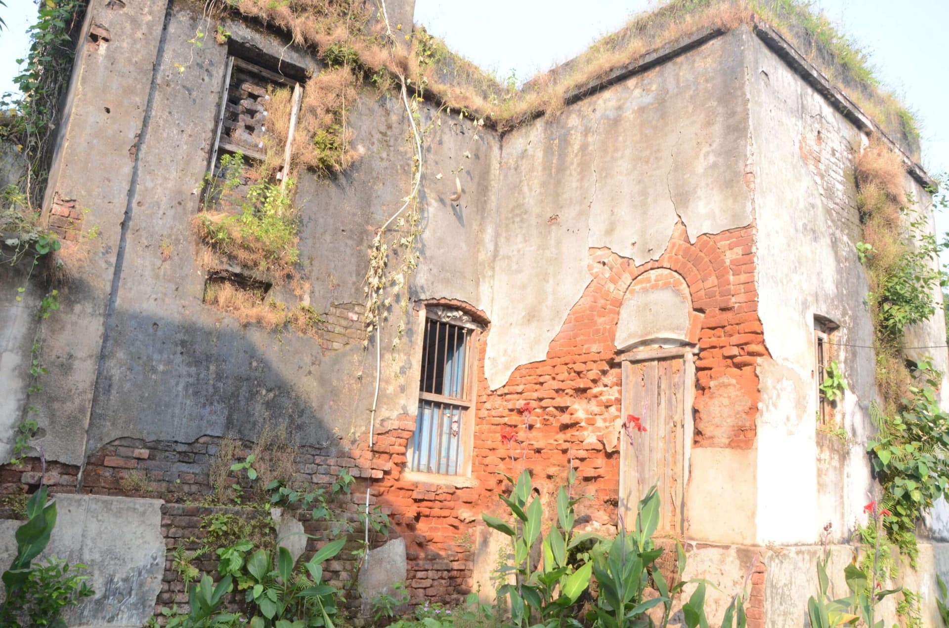 Deoghar news : मातृ मंदिर स्कूल परिसर से जर्जर भवन हटाने की मांग, दुर्घटना का बना रहता है खतरा