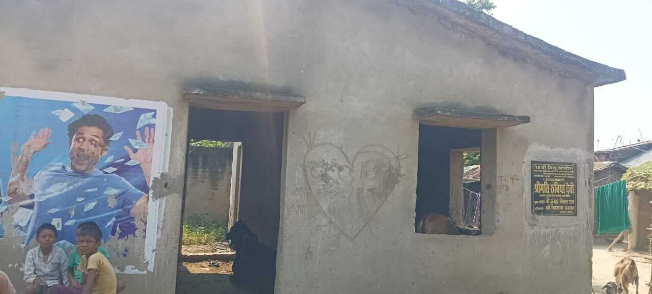 आंगनबाड़ी केंद्र बना बथान, लोगों में आक्रोश