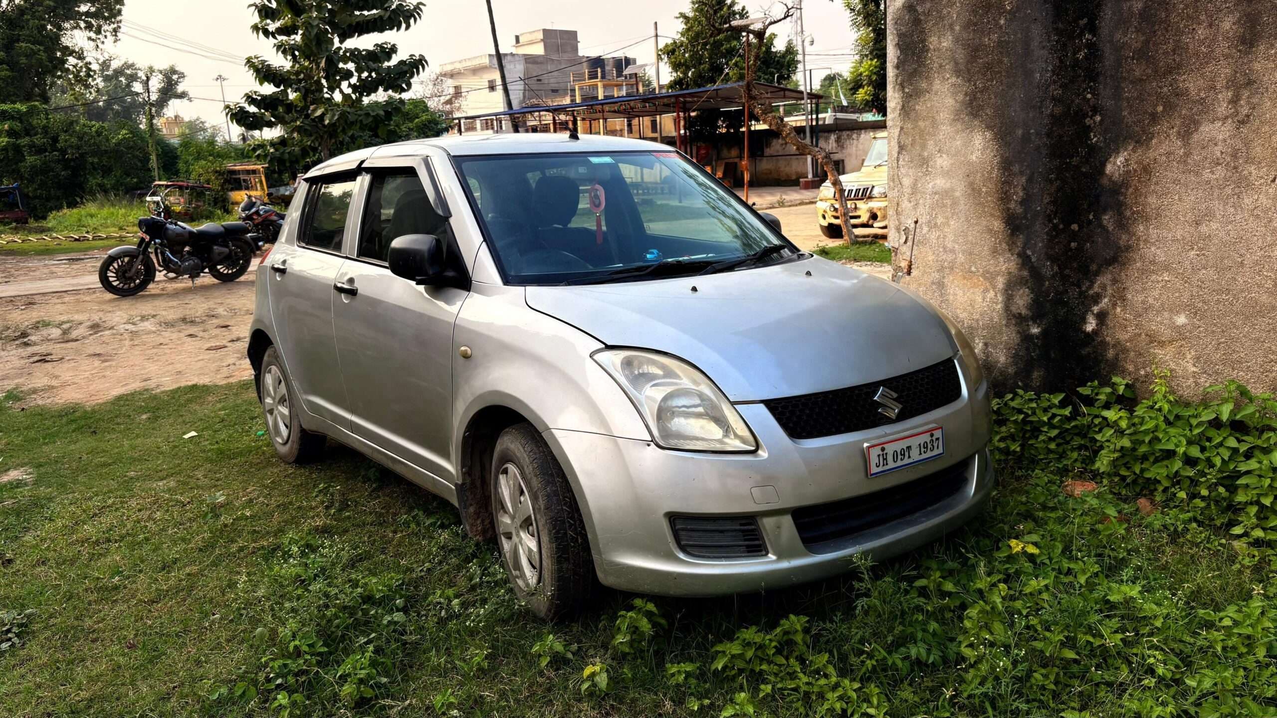 वाहन से बैनर पोस्टर बरामद, आचार संहिता उल्लंघन के मामले में प्राथमिकी दर्ज