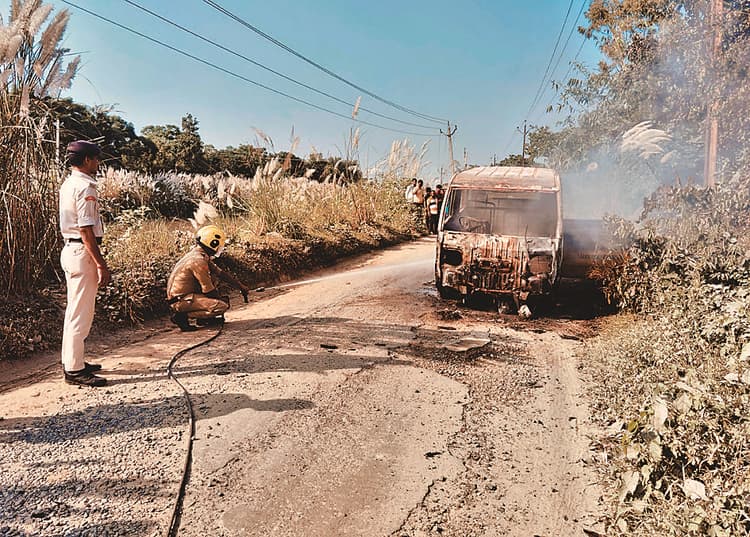 Gopalganj News : फुलवरिया में चलती स्कूली वैन में लगी आग, चालक ने सूझबूझ से बचायी जान