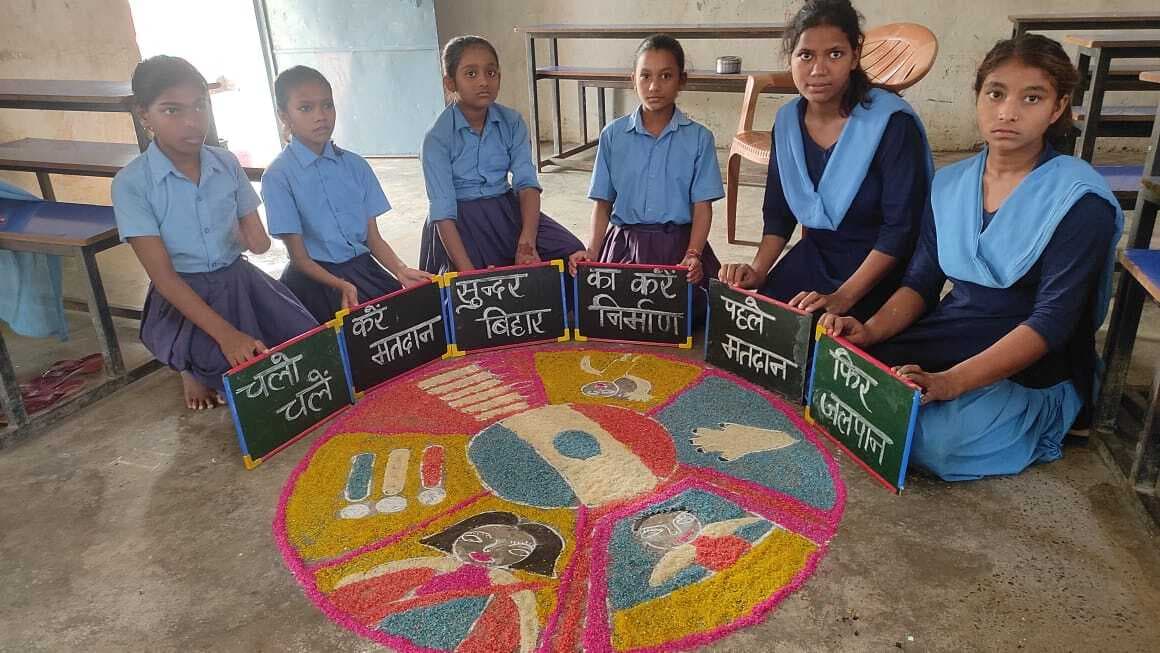 स्कूली बच्चों ने रंगोली के जरीये मतदान करने के लिए प्रेरित किया