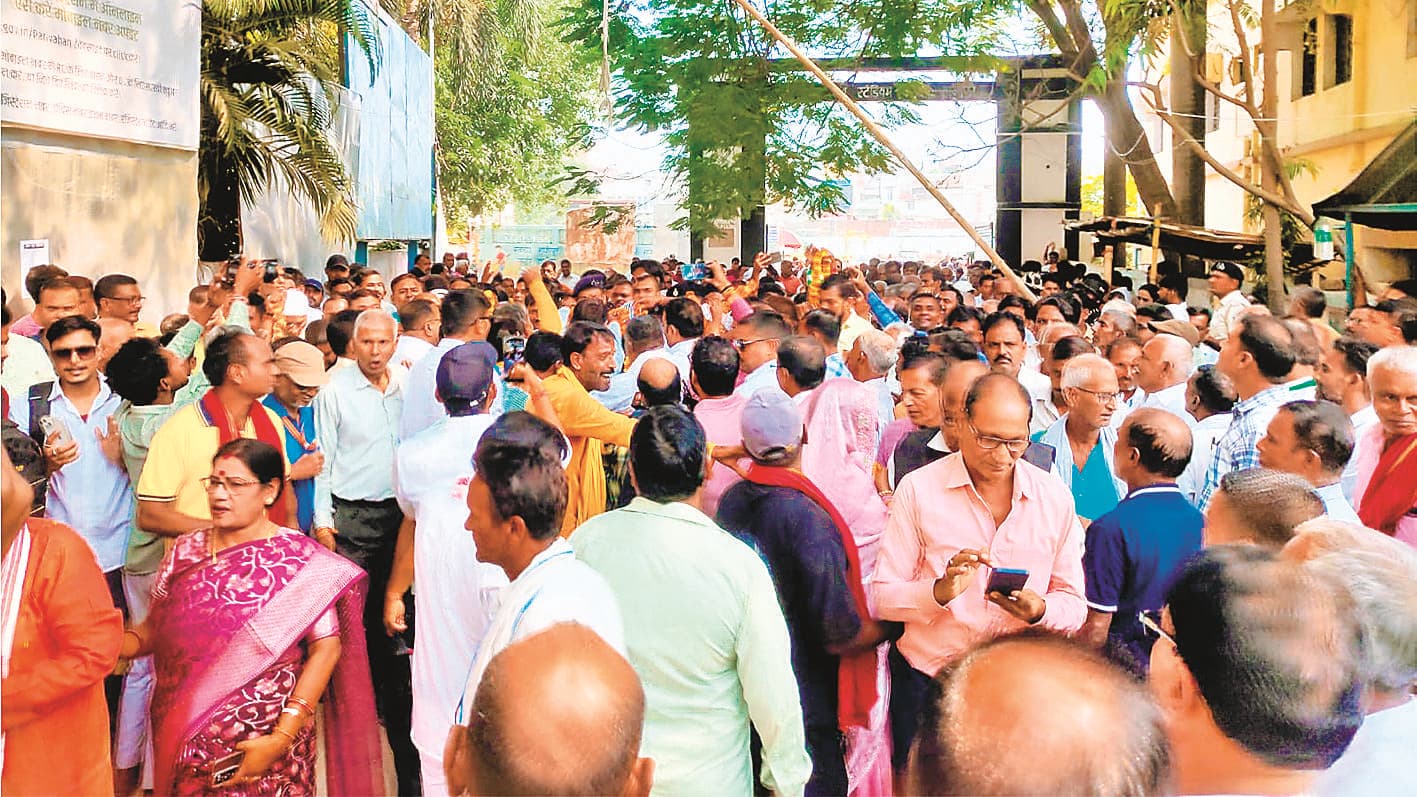 Hajipur News : पांचवें दिन जदयू से उमेश कुमार सिंह व सिद्धार्थ पटेल समेत नौ प्रत्याशियों ने किया नामांकन
