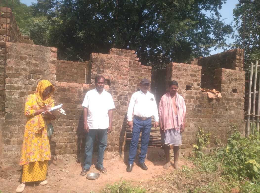 Chaibasa News : ''''आवास न बनने पर राशि वसूली की चेतावनी''''