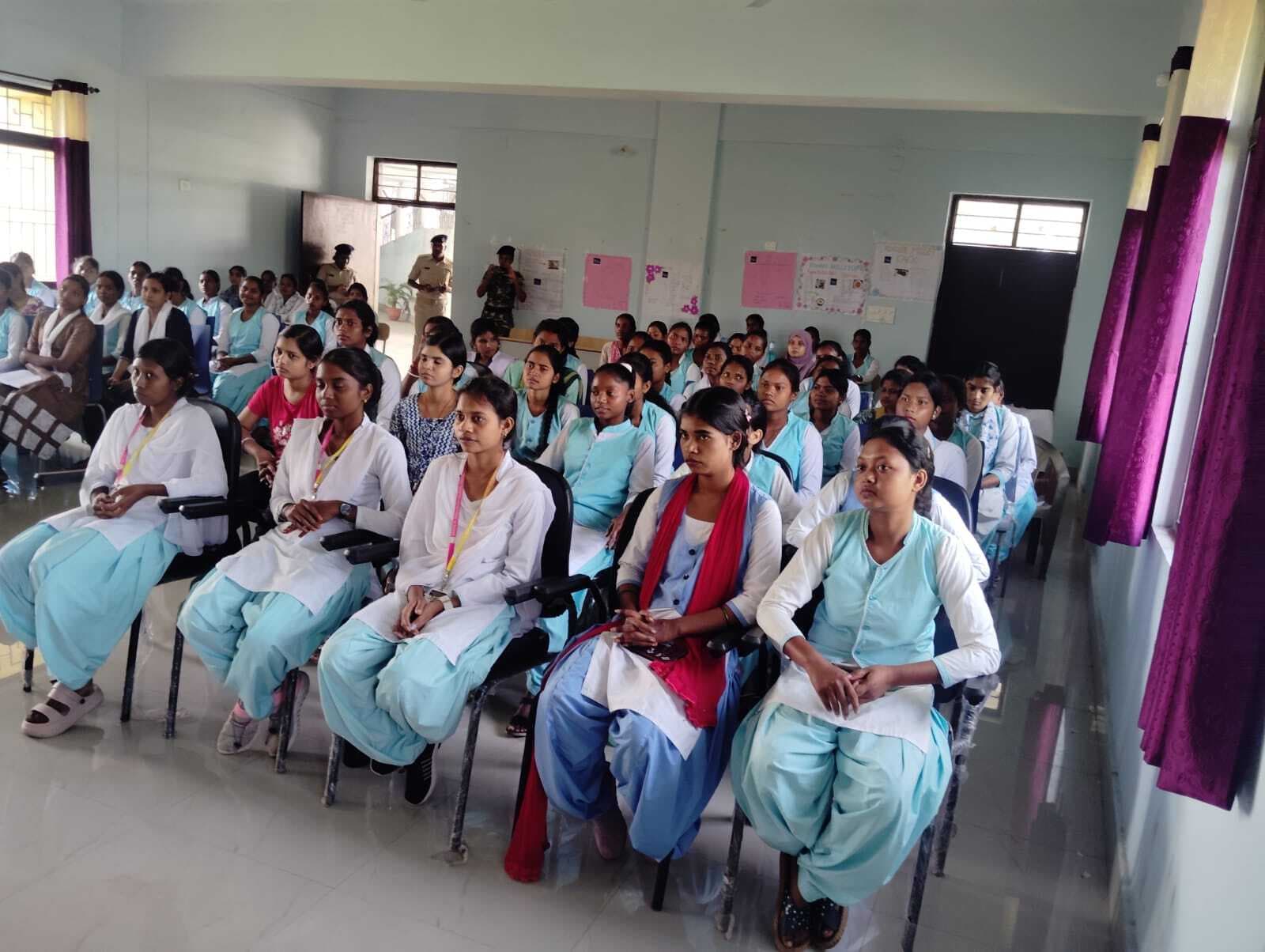 Seraikela Kharsawan News : महिलाएं खुद को पुरुषों से कम न समझें : डीएसपी