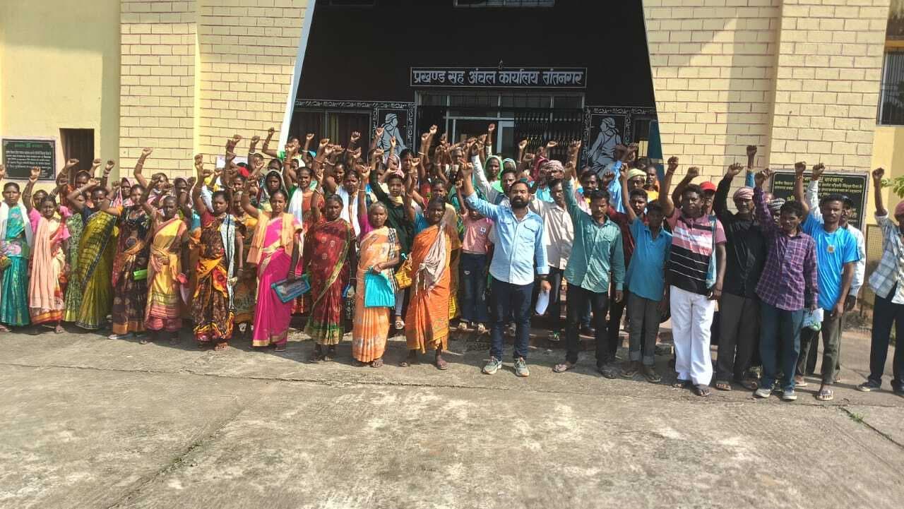 Chaibasa News : तीन माह का राशन बकाया, लाभुकों ने प्रखंड कार्यालय में किया प्रदर्शन