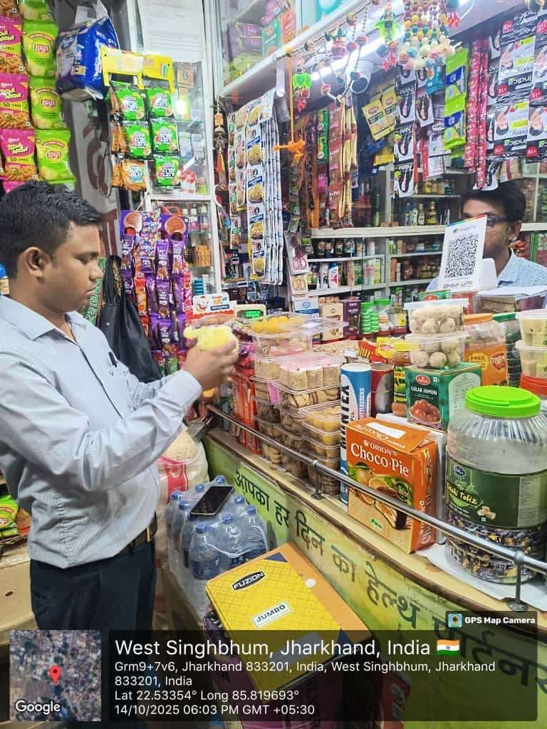 Chaibasa News : खराब हो चुकी 25 किलो मिठाई को नष्ट कराया