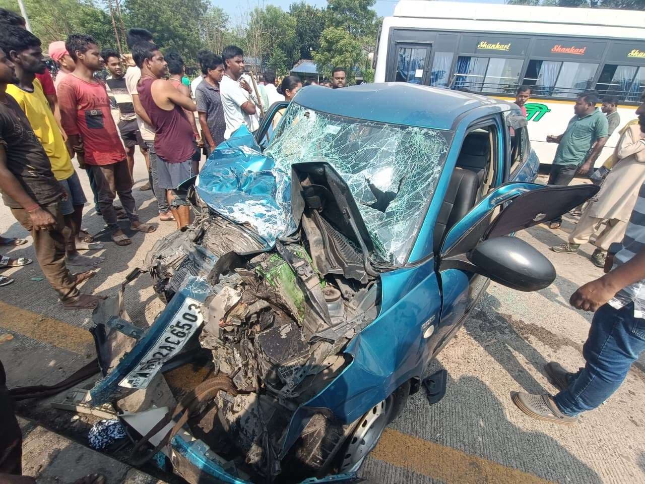 East Singhbhum News : टायर फटने से अनियंत्रित हुई कार बस से टकरायी, बच्चा समेत 5 घायल