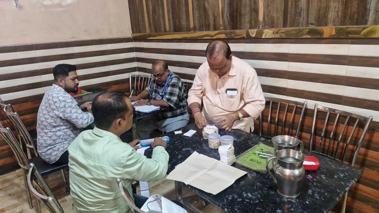 East Singhbhum News : पोटका के होटल अभिनंदन में मिली गंदगी, लाइसेंस भी नहीं