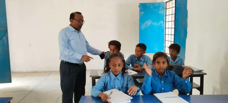 जांच के दौरान सवालों का सही जवाब मिलने पर बीइओ ने किया बच्चों का उत्साहवर्धन