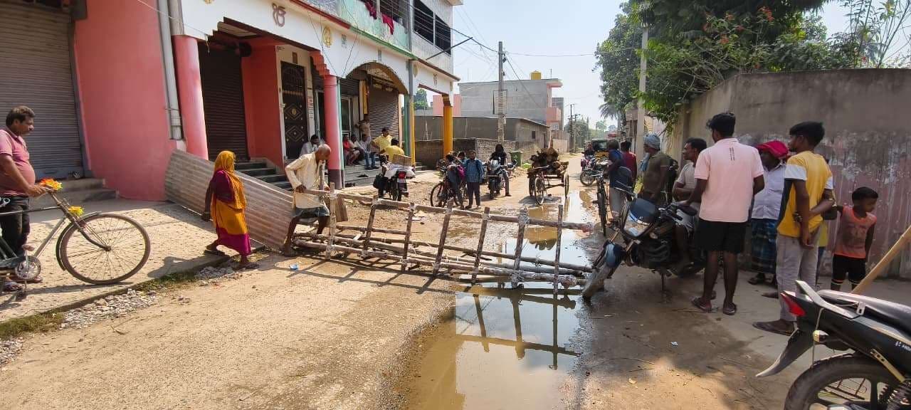 शौचालय टैंक का पानी रास्ते पर आने से लोग परेशान, किया सड़क जाम