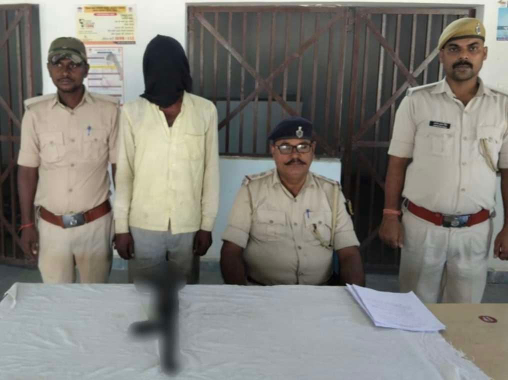 देसी कार्बाइन के साथ पकड़ा गया हत्या सहित अन्य कांडों में आरोपित रहा हिस्ट्रीशीटर