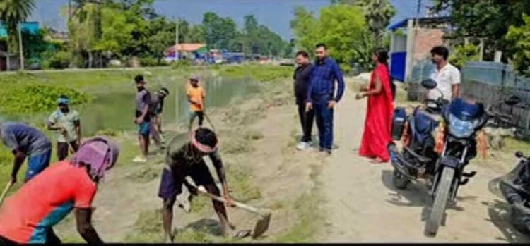 कोढ़ा में छठ घाट की सफाई का कार्य हुआ शुरू