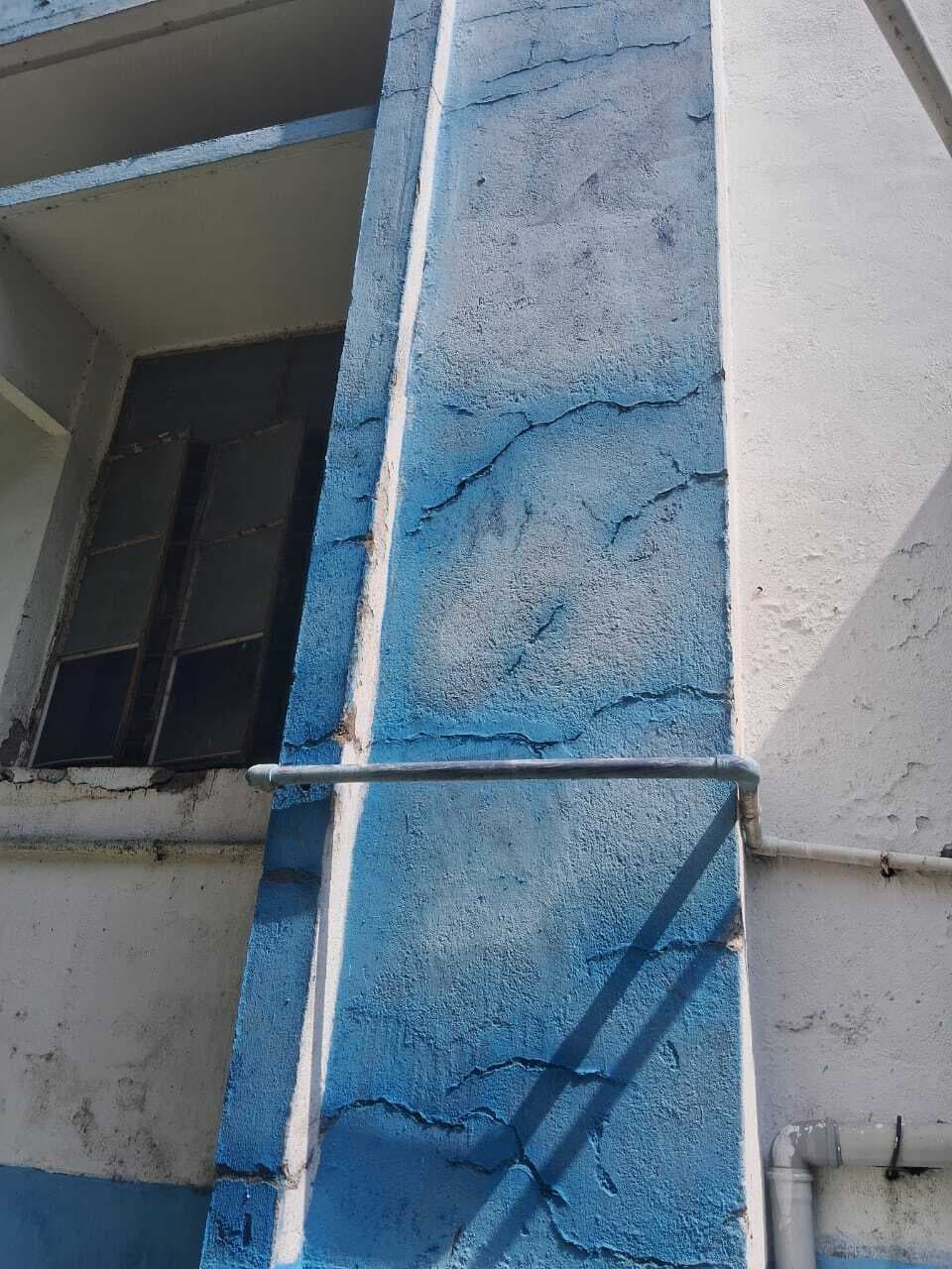 सीएचसी की दीवार में आयी दरार, दहशत में स्वास्थ्यकर्मी व मरीज