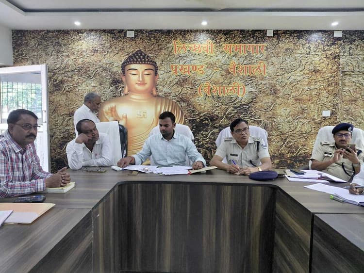 hajipur news. केंद्रों पर सुव्यवस्थित ढंग से मतदान कराने पर चर्चा