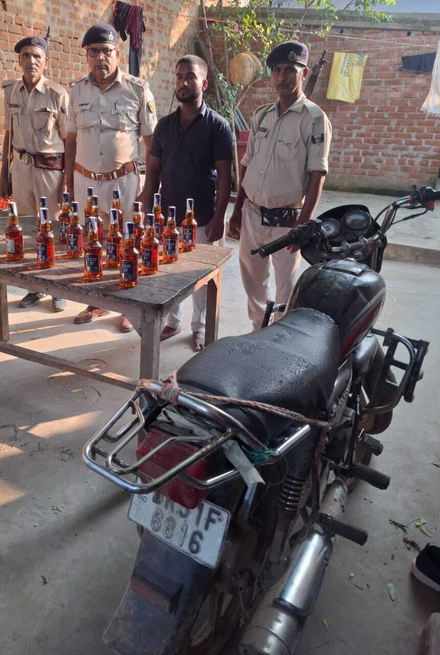 बिहार-झारखंड चेकपोस्ट पर छह लीटर शराब बरामद, युवक गिरफ्तार
