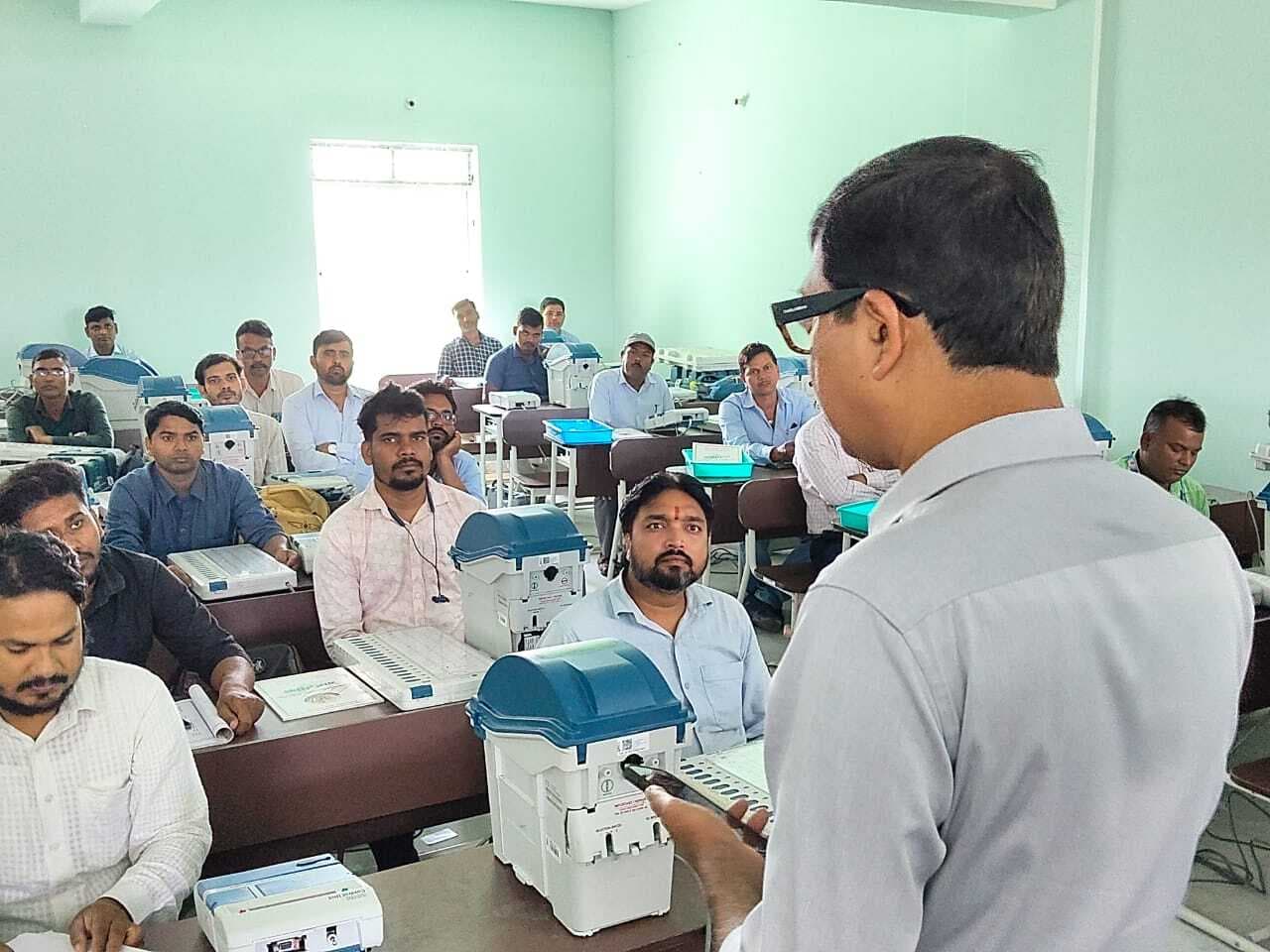 ईवीएम प्रक्रिया है पूर्णतः पारदर्शी - डीएम