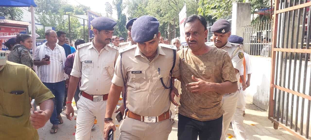 पॉकेटमारी के आरोप में युवक को किया पुलिस के हवाले