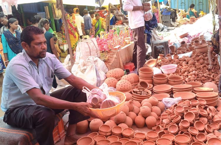 Chaibasa News : दीयों की रोशनी व गहनों की चमक से बाजार रोशन