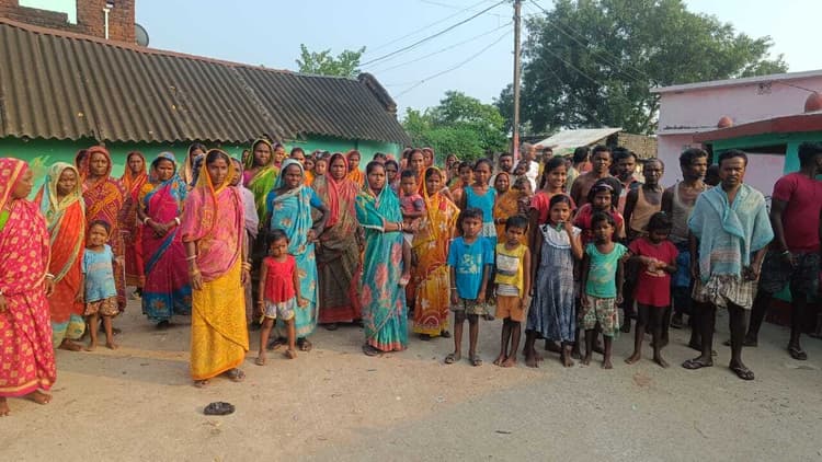 East Singhbhum News : चयनित स्थल को छोड़ दूसरी जगह केंद्र बनाने का विरोध, काम रोका