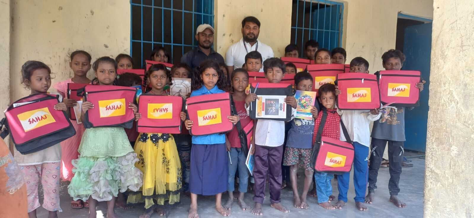 जन्मदिन पर पाठ्य समाग्री का किया वितरण