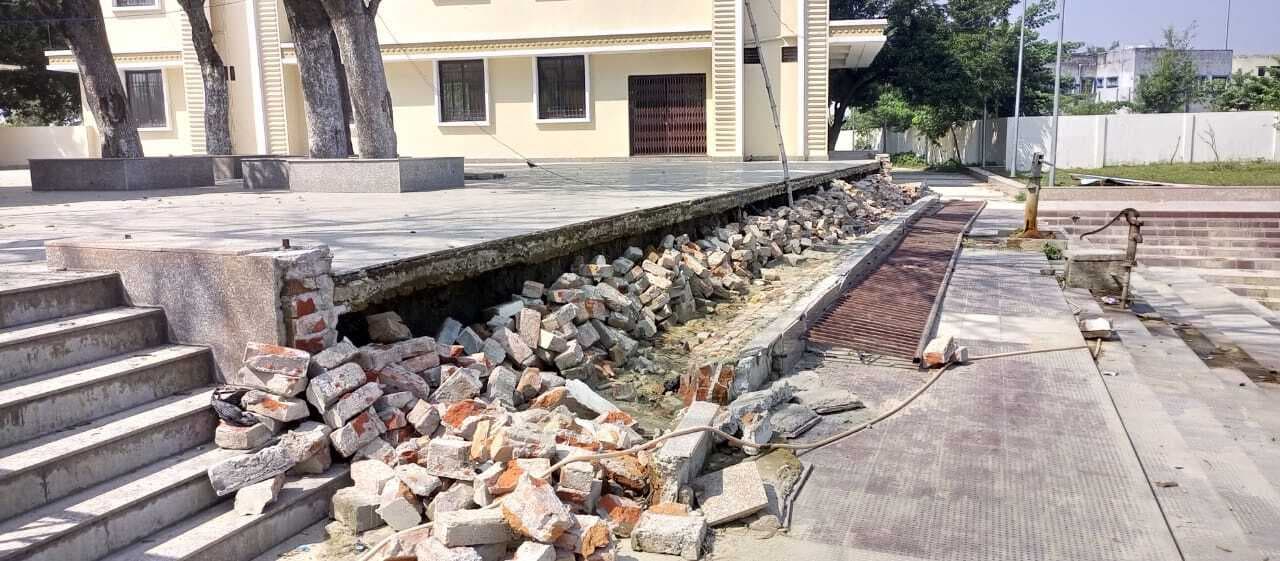 रामेश्वर कर्तानाथ धाम की ध्वस्त बाउंड्री का अब तक नहीं हुआ निर्माण, आक्रोश