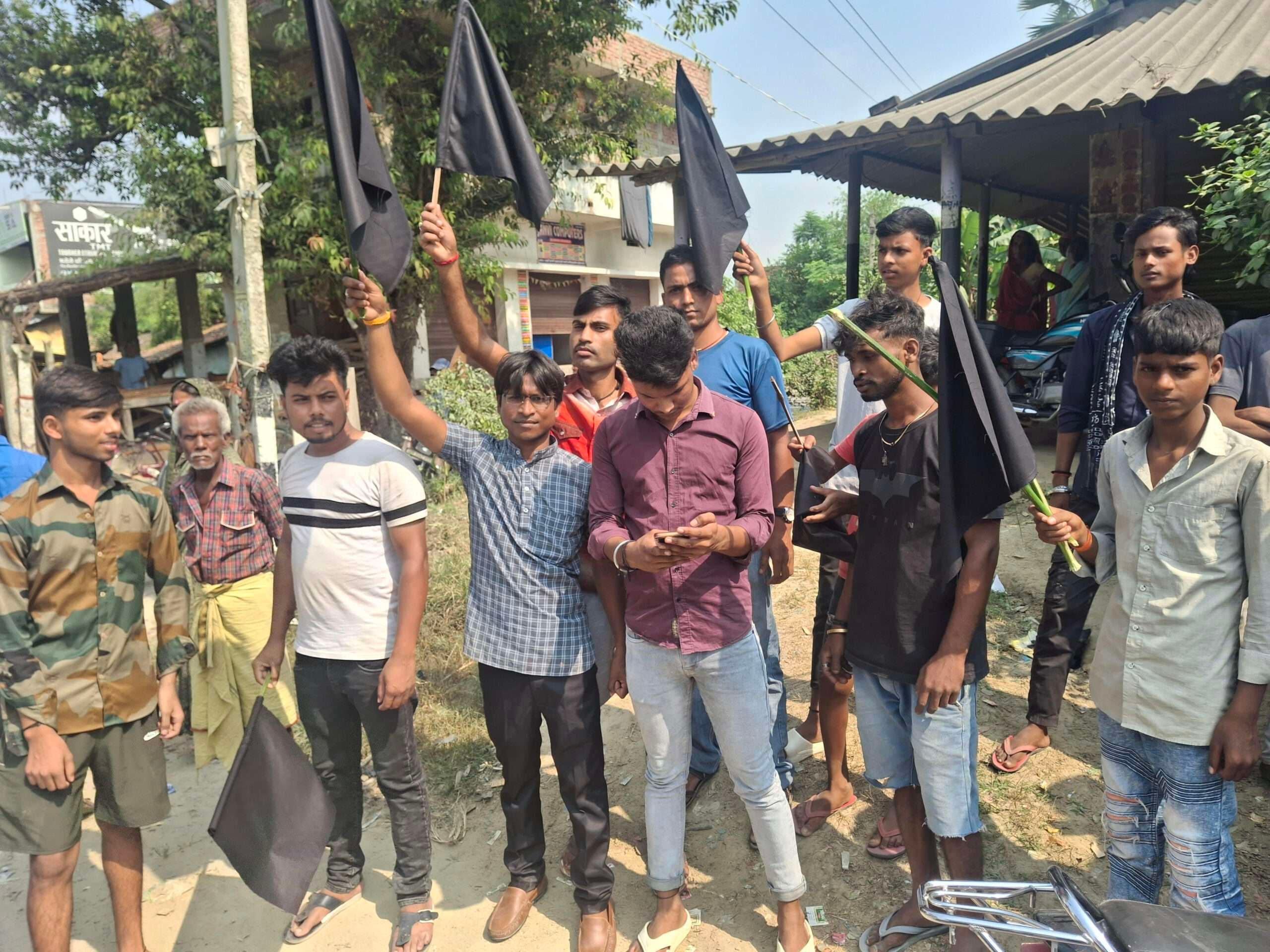 Samatipur : नामांकन करने जा रहे राजद प्रत्याशी को युवाओं ने दिखाये काले झंडे
