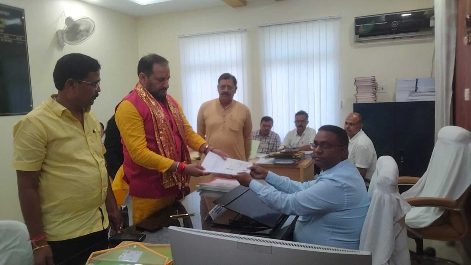 चार सेट में नीरज कुमार सिंह ने नामांकन पर्चा किया दाखिल