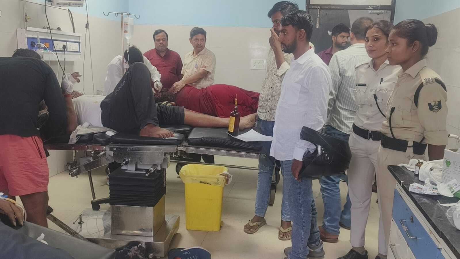 डिवाइडर से बाइक के टकराने से एक की मौत, दूसरा जख्मी