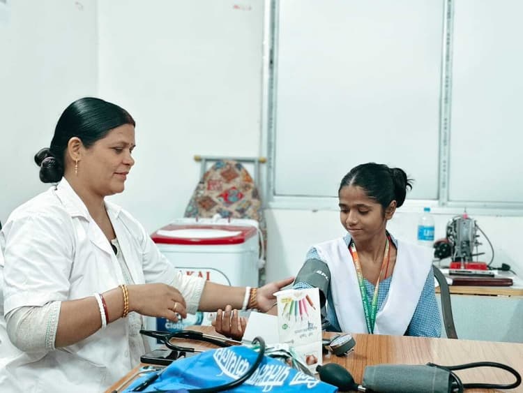 शिविर में सैकड़ों विद्यार्थियों के स्वास्थ्य की हुई जांच