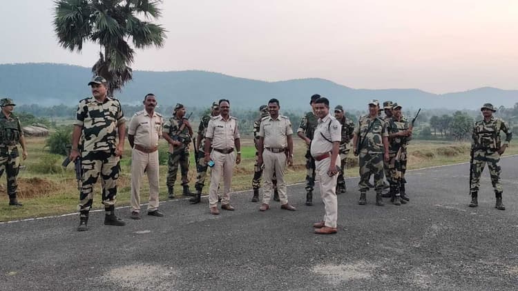 भयमुक्त चुनाव को ले बीएसएफ जवानों ने किया फ्लैग मार्च