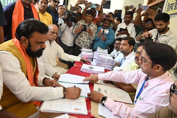 उपमुख्यमंत्री सम्राट चौधरी ने तारापुर से किया नामांकन, उमड़ी भीड़
