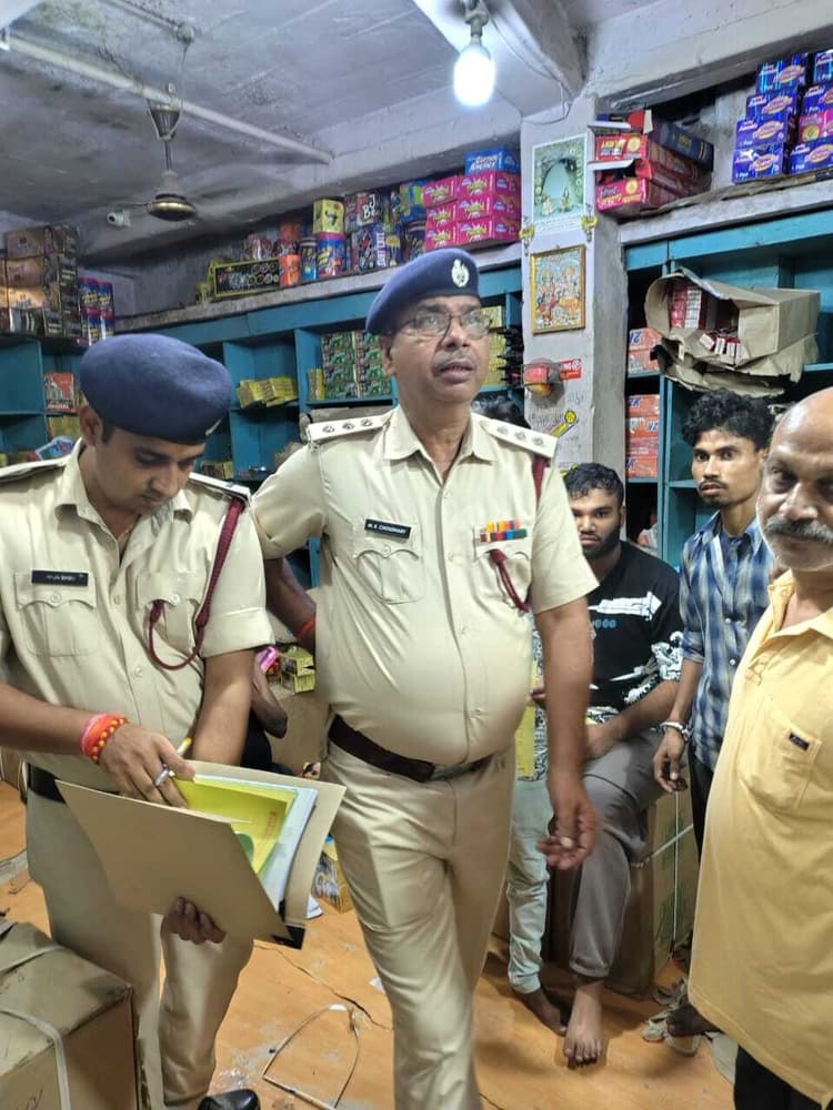 अग्निशमन विभाग ने पटाखा दुकानों का किया निरीक्षण