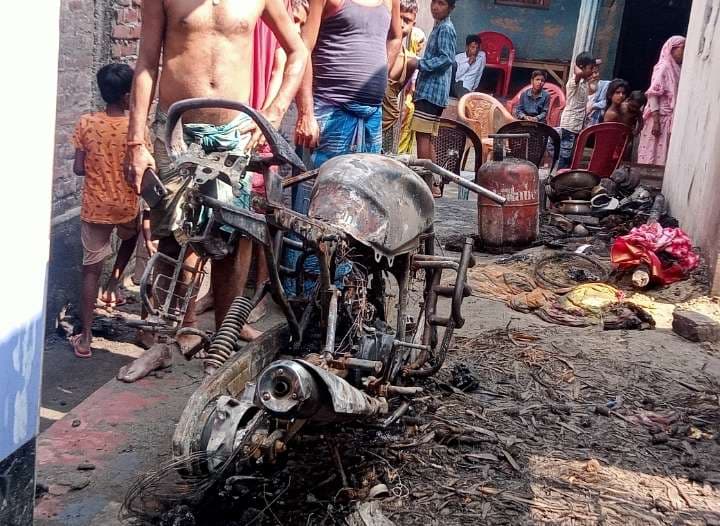 गैस लीक होने से लगी आग, तीन घर जले, 10 लाख का नुकसान