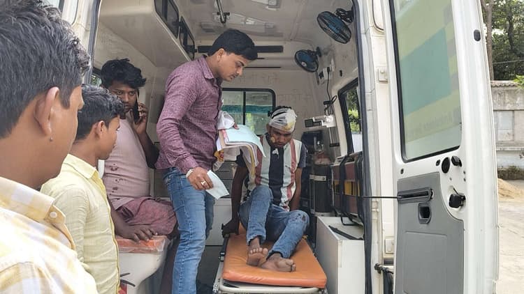 बाइक से बर्तन बेचकर लौट रहे व्यवसायी बालबाल बचे